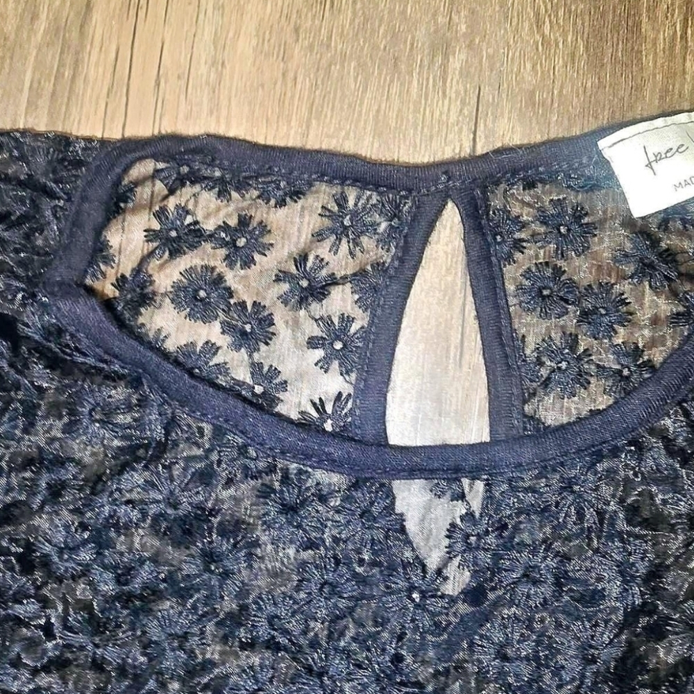 Free Kisses black floral lace sheer short sleeve top size M - Picture 3 of 4